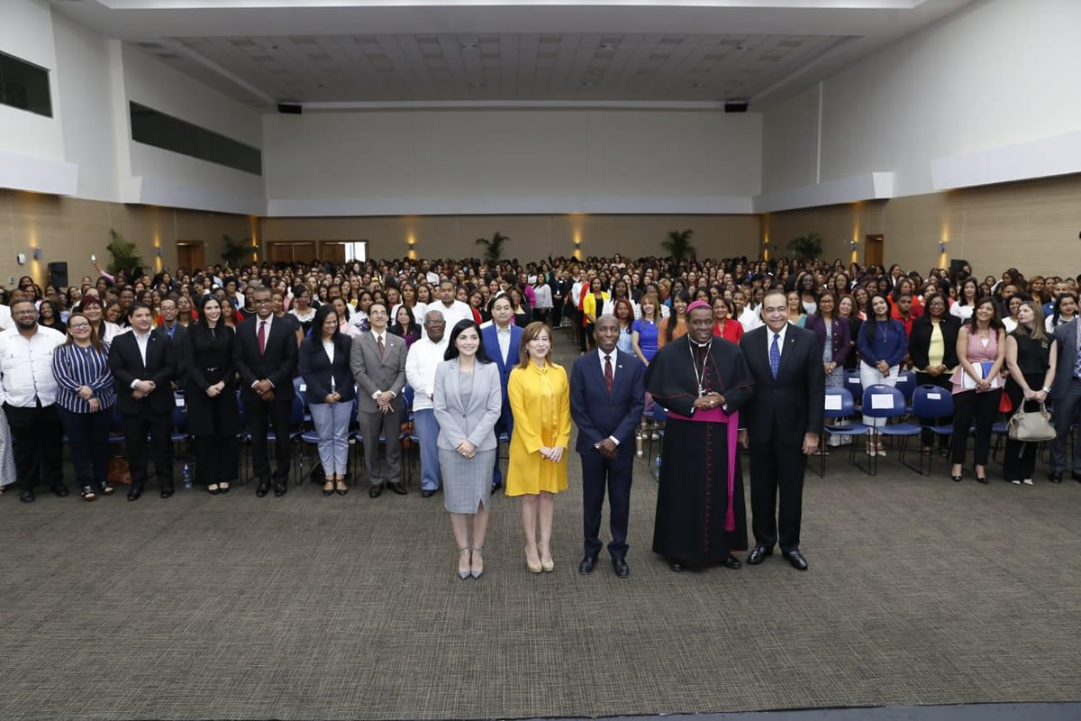 La licenciada Berlinesa Franco, Directora Ejecutiva del INAIPI, Catalina Andújar, Representante de la OEI en la RD; Andrés de las Mercedes, Director de INAFOCAM; Monseñor Jesús Castro Marte, Rector de la UCSD; Dr. Julio Armando Castaños Guzmán, Rector de UNIBE. Detrás funcionarios de las cinco instituciones y vista parcial de los 845 colaboradores que realizaron el Diplomado